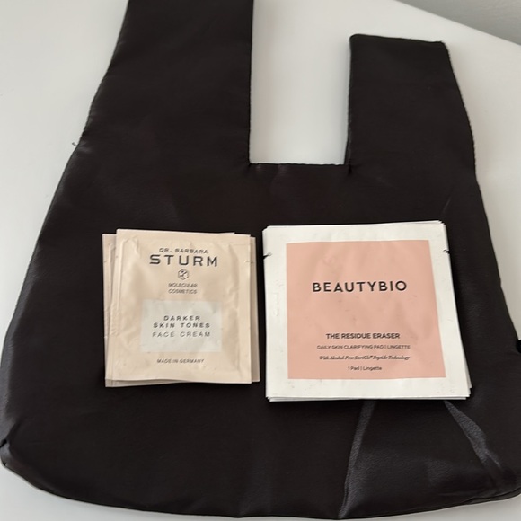 Revlon Eyelash Set with Lip Balm and Skincare. - Picture 5 of 5